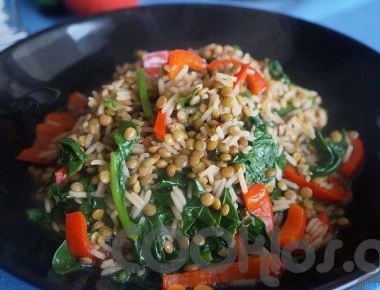 Η συνταγή της ημέρας: Φακόρυζο με σπανάκι και κόκκινες πιπεριές